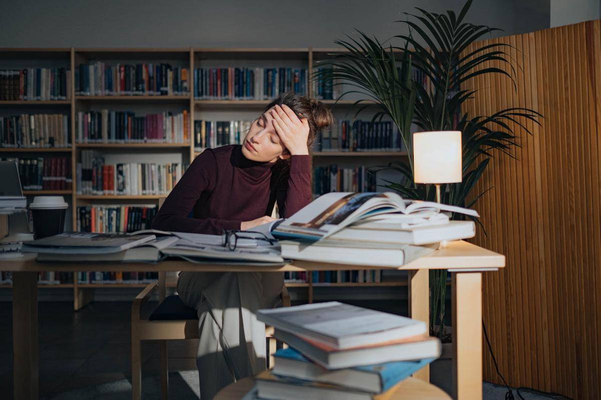 ilustrasi overworked (pexels.com/Ron Lach)